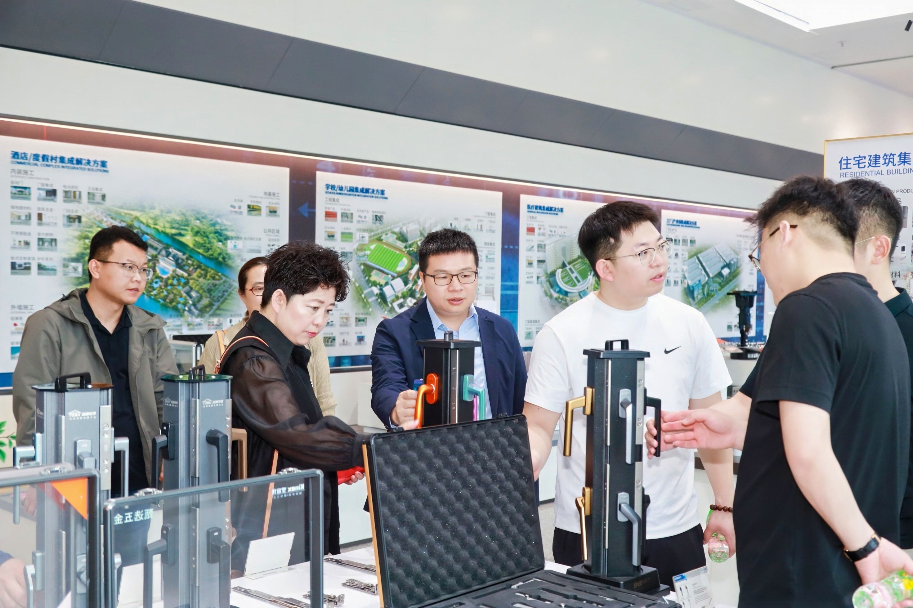 攜手促發(fā)展 | 數(shù)百家企業(yè)客戶走進堅朗共探新征程