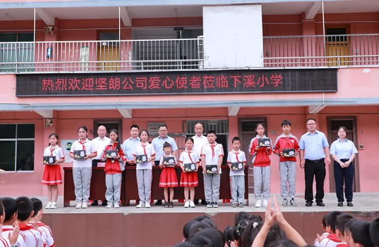 讓愛延續(xù)-貴州省銅仁市萬山區(qū)堅朗希望小學回訪